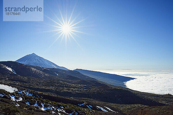 Berg Pico del Teide mit Vulkanlandschaft und Sonne  Parque Nacional del Teide  Teneriffa  Kanarische Inseln  Spanien