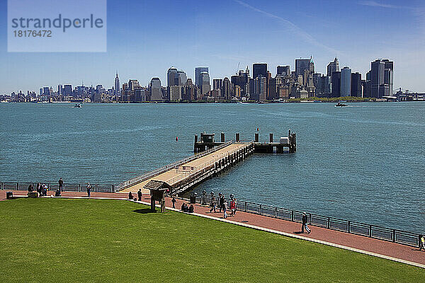 Skyline von Manhattan von der Freiheitsstatue  Liberty Island  New York City  USA