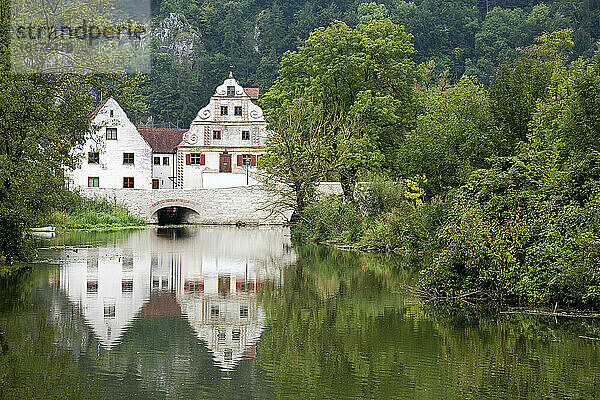 Fluss Wörnitz  Romantische Straße  Harburg  Donau-Ries  Bayern  Deutschland