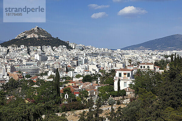 Blick auf den Berg Lykabettus von der Akropolis  Athen  Griechenland