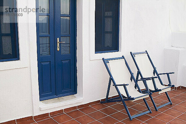 Stühle vor der Wohnung  Oia  Santorini  Kykladen  Griechenland