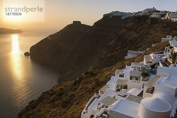 Überblick über Firostefani bei Sonnenuntergang  Santorini  Kykladen  griechische Inseln  Griechenland  Europa