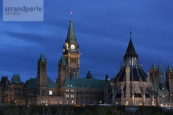 Parlamentsgebäude vom Nepean Point bei Nacht  Ottawa  Ontario  Kanada