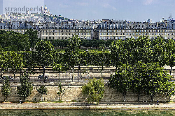 Blick von der Freiluftterrasse des Musee d'Orsay auf Sacre Coeur  Paris  Frankreich