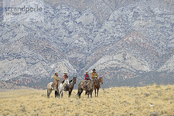 Cowboys und Cowgirls reiten auf Pferden in der Wildnis  Rocky Mountains  Wyoming  USA