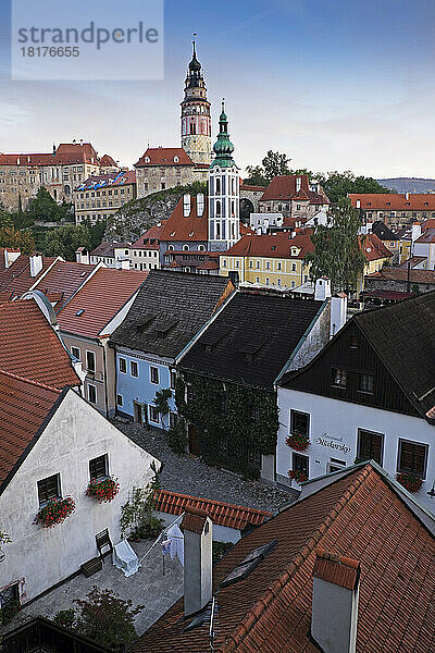 Überblick über die Stadt und die Dächer mit dem Turm der St.-Jost-Kirche und dem Turm des Schlosses Cesky Krumlov im Hintergrund  Cesky Krumlov  Tschechische Republik.