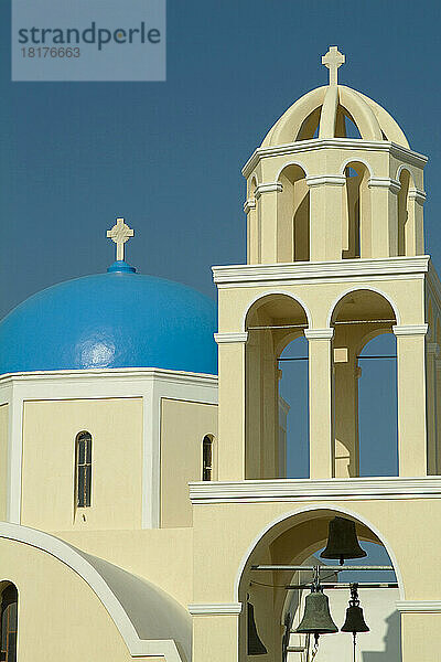 Außenansicht der Kirche  Oia  Santorini  Kykladen  Griechenland