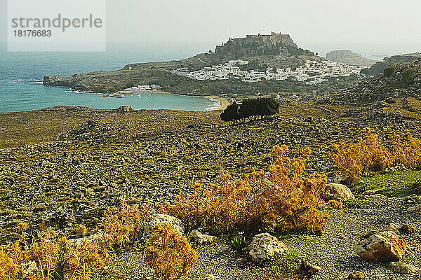 Lindos-Stadt und Akropolis von Lindos  Rhodos  Dodekanes  Ägäis  Griechenland  Europa