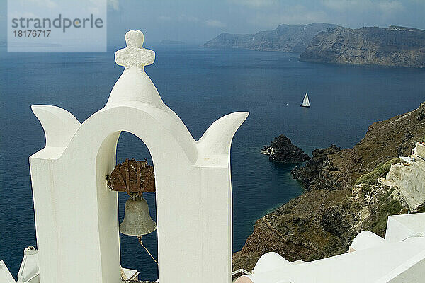 Glockenturm der Kirche am Küstenhang  Oia  Santorini  Kykladen  Griechenland
