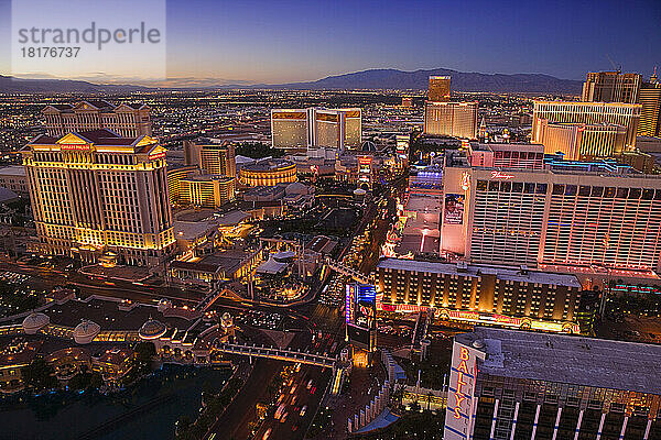 Las Vegas Strip in der Abenddämmerung  Las Vegas  Nevada  USA