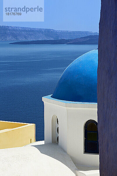 Blaue Kuppelkirche im Dorf Oia  Santorini  Kykladen  griechische Inseln  Griechenland