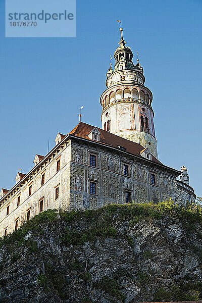 Blick auf die Burg mit Turm  Schloss Cesky Krumlov  Cesky Krumlov  Tschechische Republik.