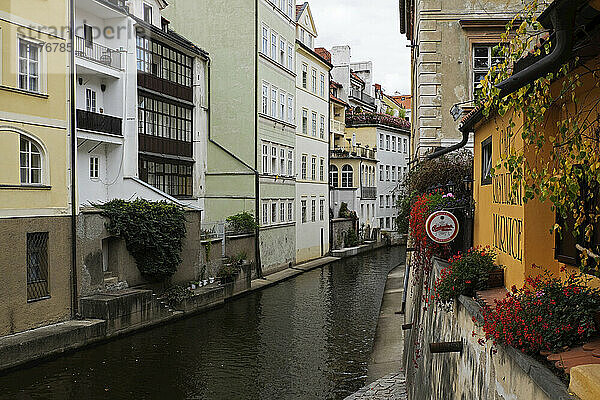 Wohngebäude und Restaurant am Kanal  Prag  Tschechische Republik