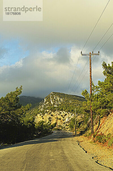 Landstraße  in der Nähe von Monolithos  Rhodos  Dodekanes  Ägäis  Griechenland  Europa