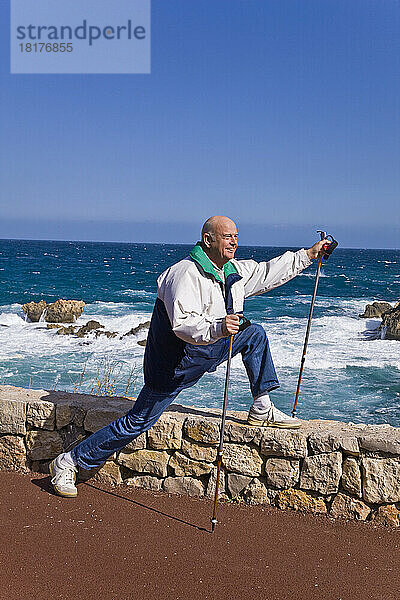 Nordic Walker Stretching am Meer