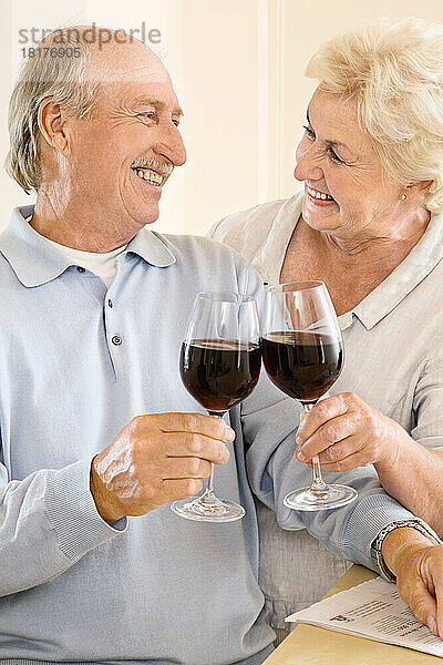 Paar beim Toasten mit Rotwein