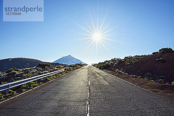 Straße mit Berg Pico del Teide und Sonne  Parque Nacional del Teide  Teneriffa  Kanarische Inseln  Spanien