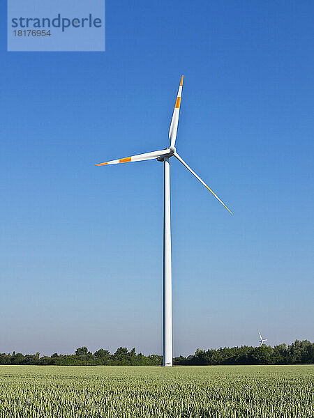 Windkraftanlage auf Ackerland  Deutschland