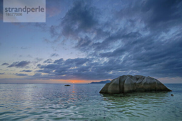 Felsen im Wasser an der Anse Source d´Argent bei Sonnenuntergang  La Digue  Seychellen