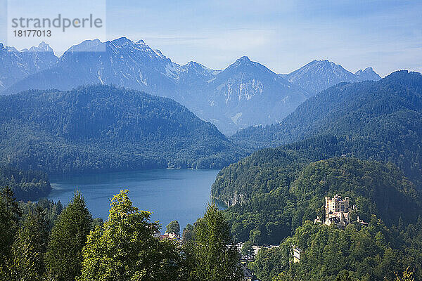 Schloss Hohenschwangau und Blick auf die Alpen vom Schloss Neuschwanstein  Schwangau  Bayern  Deutschland