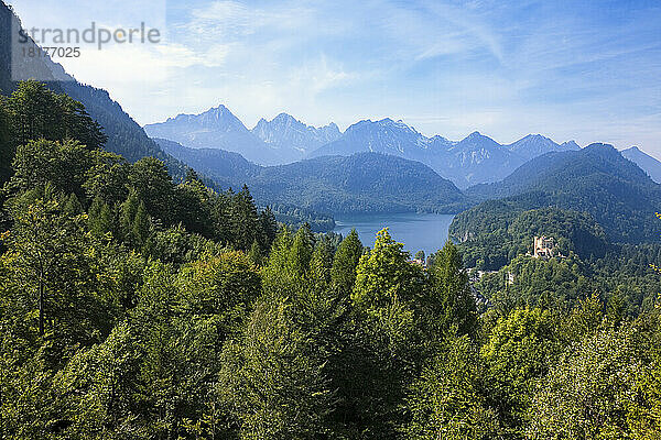 Schloss Hohenschwangau und Blick auf die Alpen vom Schloss Neuschwanstein  Schwangau  Bayern  Deutschland