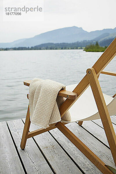 Liegestuhl mit Handtuch am Dock  Tirol  Österreich