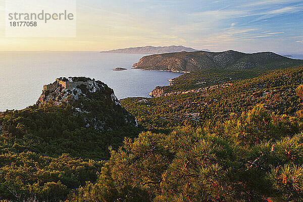 Burg Monolithos und Ägäis  Rhodos  Dodekanes  Ägäis  Griechenland  Europa