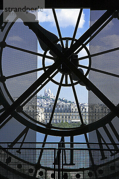 Sacre Coeur betrachtet durch die Uhr des Musee d'Orsay  Paris  Frankreich