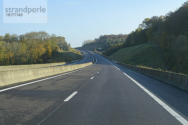 Kurve in der Straße auf einer asphaltierten Autobahn  Frankreich