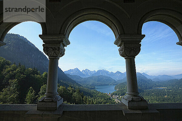 Blick vom Schloss Neuschwanstein auf die Alpen  Schwangau  Bayern  Deutschland