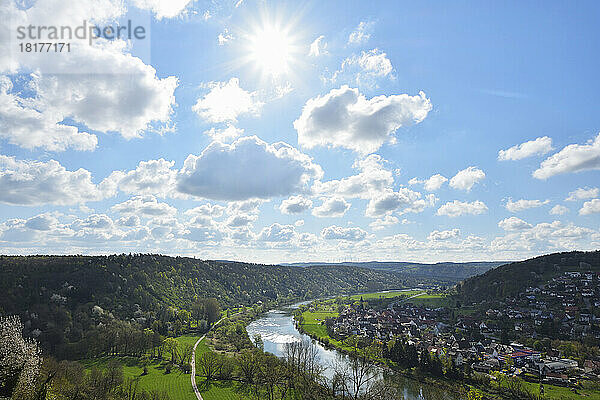 Übersicht über den Main mit Sonne  Eichel  Wertheim  Main-Tauber-Kreis  Odenwald  Baden-Württemberg  Deutschland