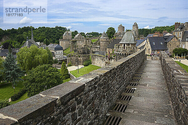 Burg und Stadtmauer  Fougeres  Bretagne  Frankreich