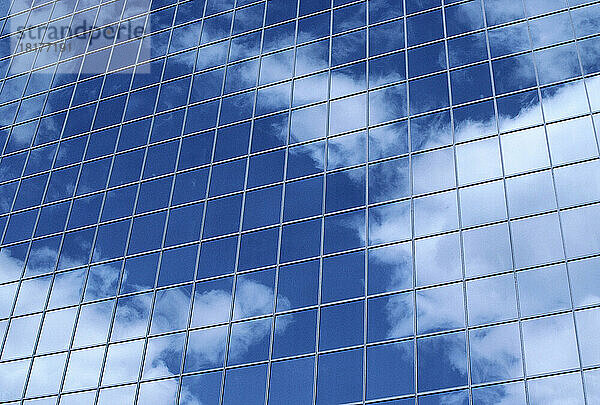 Wolken spiegeln sich im Bürofenster  Ottawa  Ontario  Kanada