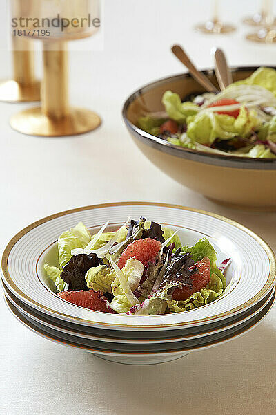 Salat mit Grapefruit in weiß-goldener Schüssel