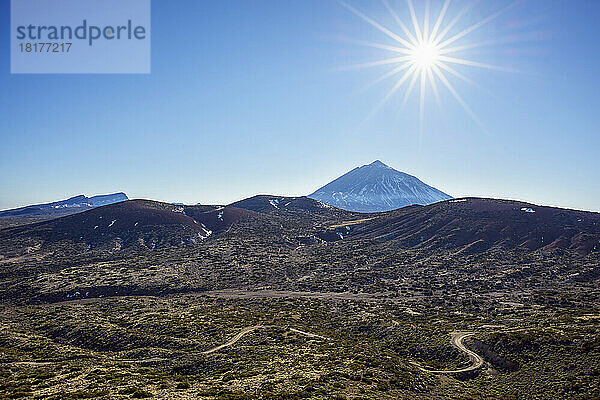 Berg Pico del Teide mit Vulkanlandschaft und Straße  Parque Nacional del Teide  Teneriffa  Kanarische Inseln  Spanien