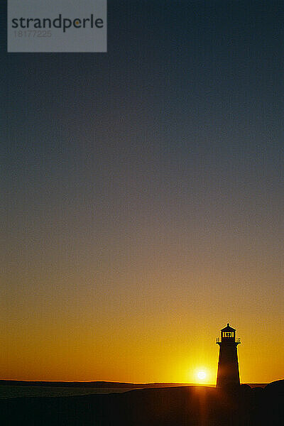 Silhouette des Leuchtturms bei Sonnenuntergang Peggy's Cove  Nova Scotia  Kanada