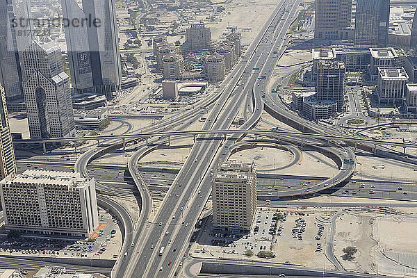 Luftaufnahme der Verkehrskreuzung der Sheikh Zayed Road  Dubai  Vereinigte Arabische Emirate