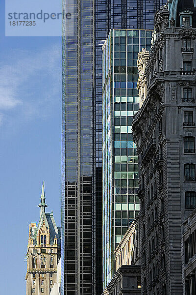 Gebäude entlang der Fifth Avenue  das Sherry-Netherland Hotel im Hintergrund  Manhattan  New York City  New York  USA