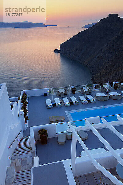 Blick auf den Hotelpool bei Sonnenuntergang  Firostefani  Santorini  Kykladen  griechische Inseln  Griechenland