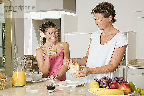 Mutter und Tochter in der Küche