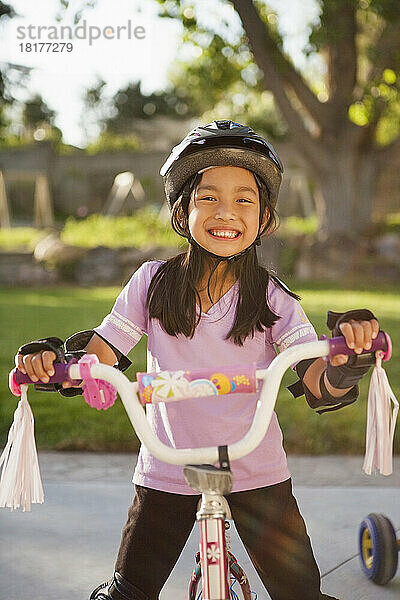 Porträt eines Mädchens  das Fahrrad mit Sicherheitsausrüstung fährt  Utah  USA