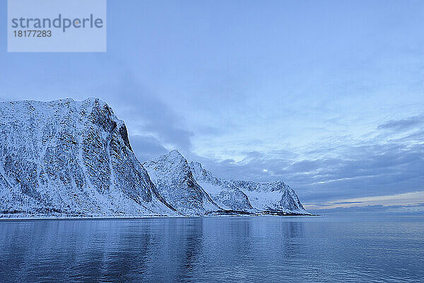 Schneebedeckte Berge am Steinfjord  Winter. Steinfjord  Senja  Norwegen  Skandinavien.