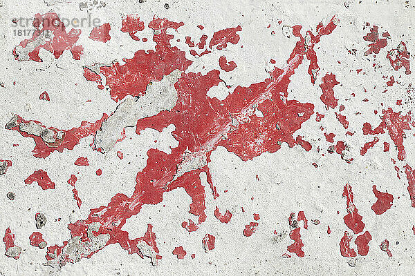 Rot-weiß gestrichener Zementboden mit abgeplatzter Farbe  Saint-Jean-de-Luz  Frankreich