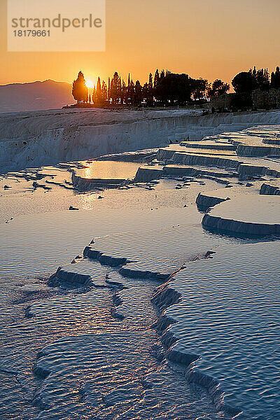 Sonnenuntergang hinter Kalksinterterrassen von Pamukkale  Denizli  Tuerkei |sunset behind Pamukkale travertine terraces  Denizli  Turkey|