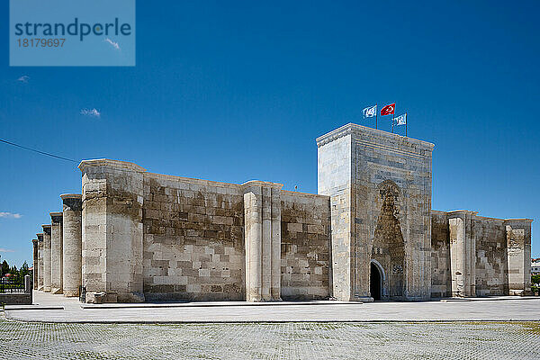 Sultan Han  traditionelle Karawanserei Sultanhani Kervansaray  Aksaray  Tuerkei |outside view of Sultan Han  traditional caravanserai  Sultanhani Kervansaray  Aksaray  Turkey|