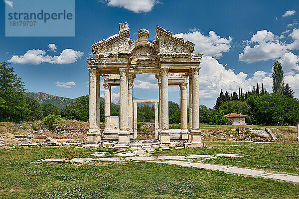 Tetrapylon in Aphrodisias Ancient City  Denizli  Tuerkei |Tetrapylon in Aphrodisias Ancient City  Denizli  Turkey|