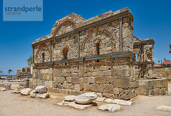 Athene und Apollon Tempel in den Ruinen der roemischen Stadt Side  Antalya  Türkei |Athena and Apollo Temple in ruins of the Roman city of Side  Antalya  Turkey|