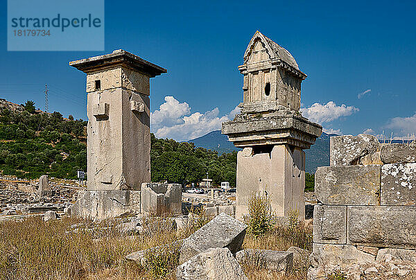 Sarkophagpfeiler und Harpyienmonument genanntes Pfeilergrab  Sarkophag in Xanthos  Tuerkei |Harpy monument and Lycian tomb in ruins of ancient city Xanthos  Turkey|