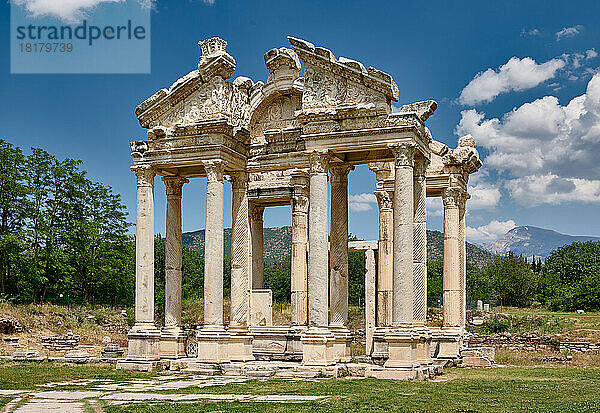 Tetrapylon in Aphrodisias Ancient City  Denizli  Tuerkei |Tetrapylon in Aphrodisias Ancient City  Denizli  Turkey|