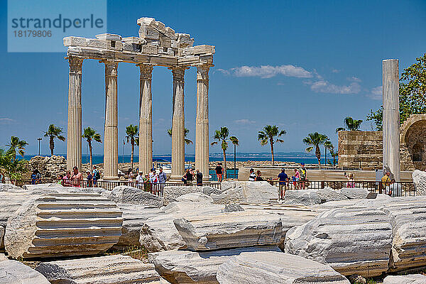 Apollon Tempel in den Ruinen der roemischen Stadt Side  Antalya  Türkei |Apollo Temple in ruins of the Roman city of Side  Antalya  Turkey|